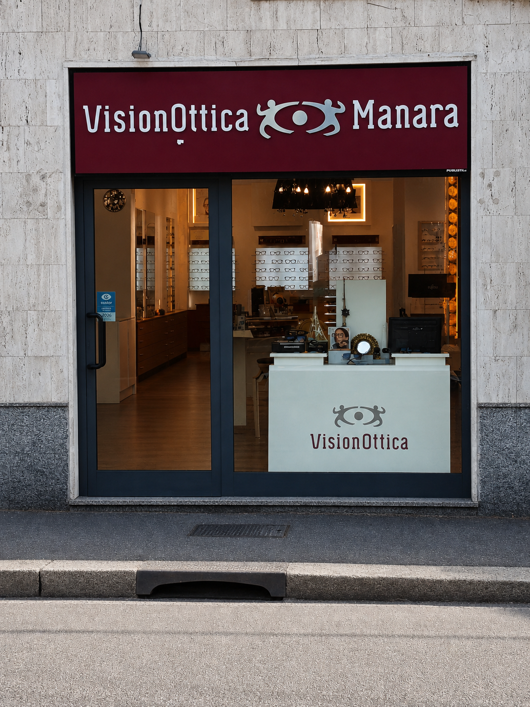 Vetrina del centro ottico VisionOttica Manara a Busto Arsizio